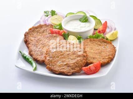 Chapli Kabab, Ein köstliches Essen, gehört zu Pakistans Region KPK. Es ist sehr lecker, zubereitet von Rindfleisch oder Hühnchen Meet. Stockfoto