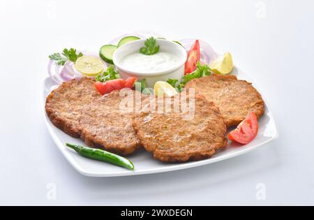 Chapli Kabab, Ein köstliches Essen, gehört zu Pakistans Region KPK. Es ist sehr lecker, zubereitet von Rindfleisch oder Hühnchen Meet. Stockfoto