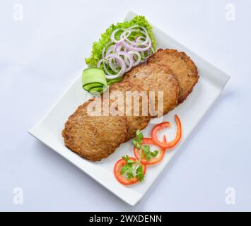 Chapli Kabab, Ein köstliches Essen, gehört zu Pakistans Region KPK. Es ist sehr lecker, zubereitet von Rindfleisch oder Hühnchen Meet. Stockfoto