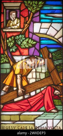 MAILAND, ITALIEN - MÄRZ 48 2024: Der Jesus fällt unter das Kreuz auf dem Buntglas in der Kirche Chiesa di San Gregorio Barbarigo von 20. Cent. Stockfoto