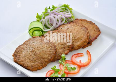 Chapli Kabab, Ein köstliches Essen, gehört zu Pakistans Region KPK. Es ist sehr lecker, zubereitet von Rindfleisch oder Hühnchen Meet. Stockfoto