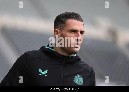 Newcastle upon Tyne, Großbritannien. 30. März 2024. Fabian Schar aus Newcastle United kommt zum Premier League Spiel in St. James' Park, Newcastle Upon Tyne. Der Bildnachweis sollte lauten: Nigel Roddis/Sportimage Credit: Sportimage Ltd/Alamy Live News Stockfoto