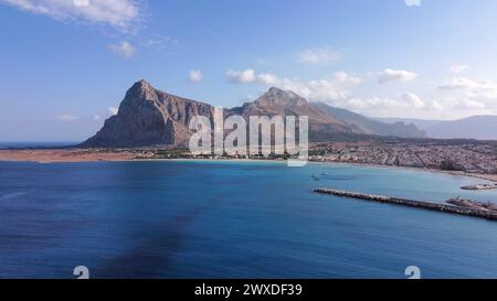 Aus der Vogelperspektive auf die Bucht von San Vito lo Capo. Stockfoto