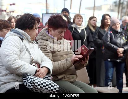 Nicht exklusiv: IRPIN, UKRAINE - 28. MÄRZ 2024 - Frauen sehen sich eine der posthumen Auszeichnungen an, die an die Angehörigen verstorbener Verteidiger während der Ev. Verliehen wurden Stockfoto