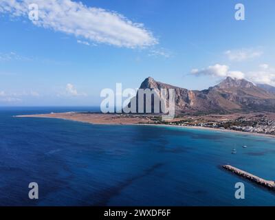 Aus der Vogelperspektive auf die Bucht von San Vito lo Capo. Stockfoto