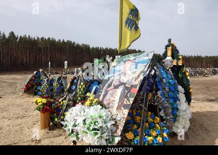 Nicht exklusiv: IRPIN, UKRAINE - 28. MÄRZ 2024 - die Gräber der verunglückten Verteidiger der Ukraine sind auf dem Friedhof der Stadt Irpin auf der zweiten abgebildet Stockfoto