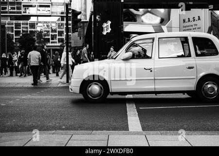 London, England, 5. Oktober 2023: Ein weißes Taxi in Camden, London. Stockfoto