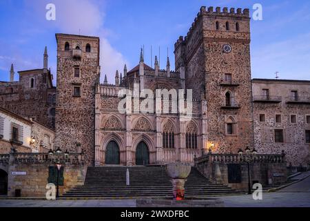 Das Kloster der Jungfrau von Guadalupe in Caceres, Spanien. Im Inneren befinden sich die Basilika und zwei Kreuzgänge im gotischen und mudéjar-Stil. Stockfoto