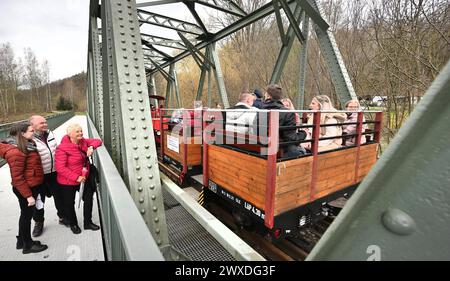 Erlebnis Chemnitztal per Rad oder Eisenbahn Eisenbahnromantik im Chemnitztal. Der Verein Eisenbahnfreunde Chemnitztal e. V. hat am Osterwochenende wieder Hochbetrieb. Auf rund 2,5 km von Markersdorf nach Diethensdorf können Fahrgäste Eisenbahnhistorie erleben. Ehemals war diese Strecke die Eisenbahnverbindung zwischen Chemnitz und Rochlitz. Zwei historische Stahlbrücken und die Sicht auf einen romantischen Streckenabschnitt, der eher an Schweden als an Sachsen erinnert, machen die Fahrt zum Ausflugserlebnis. Parallel dazu nutzen viele Radler das bisher fertiggestellte Teilstück von rund Stockfoto