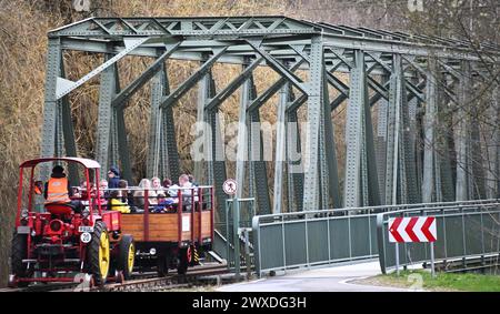 Erlebnis Chemnitztal per Rad oder Eisenbahn Eisenbahnromantik im Chemnitztal. Der Verein Eisenbahnfreunde Chemnitztal e. V. hat am Osterwochenende wieder Hochbetrieb. Auf rund 2,5 km von Markersdorf nach Diethensdorf können Fahrgäste Eisenbahnhistorie erleben. Ehemals war diese Strecke die Eisenbahnverbindung zwischen Chemnitz und Rochlitz. Zwei historische Stahlbrücken und die Sicht auf einen romantischen Streckenabschnitt, der eher an Schweden als an Sachsen erinnert, machen die Fahrt zum Ausflugserlebnis. Parallel dazu nutzen viele Radler das bisher fertiggestellte Teilstück von rund Stockfoto