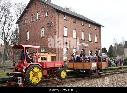 Erlebnis Chemnitztal per Rad oder Eisenbahn Eisenbahnromantik im Chemnitztal. Der Verein Eisenbahnfreunde Chemnitztal e. V. hat am Osterwochenende wieder Hochbetrieb. Auf rund 2,5 km von Markersdorf nach Diethensdorf können Fahrgäste Eisenbahnhistorie erleben. Ehemals war diese Strecke die Eisenbahnverbindung zwischen Chemnitz und Rochlitz. Zwei historische Stahlbrücken und die Sicht auf einen romantischen Streckenabschnitt, der eher an Schweden als an Sachsen erinnert, machen die Fahrt zum Ausflugserlebnis. Parallel dazu nutzen viele Radler das bisher fertiggestellte Teilstück von rund Stockfoto