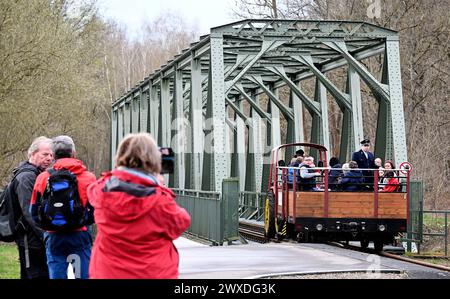 Erlebnis Chemnitztal per Rad oder Eisenbahn Eisenbahnromantik im Chemnitztal. Der Verein Eisenbahnfreunde Chemnitztal e. V. hat am Osterwochenende wieder Hochbetrieb. Auf rund 2,5 km von Markersdorf nach Diethensdorf können Fahrgäste Eisenbahnhistorie erleben. Ehemals war diese Strecke die Eisenbahnverbindung zwischen Chemnitz und Rochlitz. Zwei historische Stahlbrücken und die Sicht auf einen romantischen Streckenabschnitt, der eher an Schweden als an Sachsen erinnert, machen die Fahrt zum Ausflugserlebnis. Parallel dazu nutzen viele Radler das bisher fertiggestellte Teilstück von rund Stockfoto