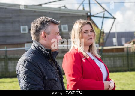 Kirkby in Ashfield, Nottinghamshire, England, Großbritannien. 30. März 2024. Jonathan Ashworth, Labour Party M.P. für Leicester South und Shadow Paymaster General, die sich für die Labour P.P.C. Rhea Keehn einsetzen. Dieser Parlamentssitz, Teil der Roten Mauer, gewann der konservative M.P. Lee Anderson bei den Parlamentswahlen 2019. Aber im März 2024 übergelaufen, nachdem die Peitsche entfernt worden war. Quelle: Alan Beastall/Alamy Live News Stockfoto