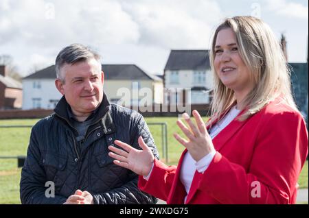 Kirkby in Ashfield, Nottinghamshire, England, Großbritannien. 30. März 2024. Jonathan Ashworth, Labour Party M.P. für Leicester South und Shadow Paymaster General, die sich für die Labour P.P.C. Rhea Keehn einsetzen. Dieser Parlamentssitz, Teil der Roten Mauer, gewann der konservative M.P. Lee Anderson bei den Parlamentswahlen 2019. Aber im März 2024 übergelaufen, nachdem die Peitsche entfernt worden war. Quelle: Alan Beastall/Alamy Live News Stockfoto