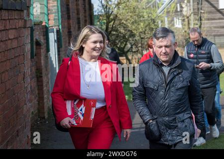 Kirkby in Ashfield, Nottinghamshire, England, Großbritannien. 30. März 2024. Jonathan Ashworth, Labour Party M.P. für Leicester South und Shadow Paymaster General, die sich für die Labour P.P.C. Rhea Keehn einsetzen. Dieser Parlamentssitz, Teil der Roten Mauer, gewann der konservative M.P. Lee Anderson bei den Parlamentswahlen 2019. Aber im März 2024 übergelaufen, nachdem die Peitsche entfernt worden war. Quelle: Alan Beastall/Alamy Live News Stockfoto