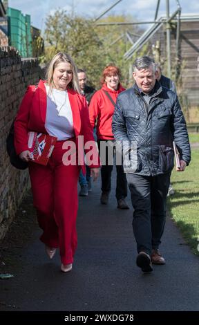 Kirkby in Ashfield, Nottinghamshire, England, Großbritannien. 30. März 2024. Jonathan Ashworth, Labour Party M.P. für Leicester South und Shadow Paymaster General, die sich für die Labour P.P.C. Rhea Keehn einsetzen. Dieser Parlamentssitz, Teil der Roten Mauer, gewann der konservative M.P. Lee Anderson bei den Parlamentswahlen 2019. Aber im März 2024 übergelaufen, nachdem die Peitsche entfernt worden war. Quelle: Alan Beastall/Alamy Live News Stockfoto