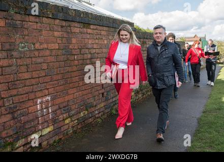 Kirkby in Ashfield, Nottinghamshire, England, Großbritannien. 30. März 2024. Jonathan Ashworth, Labour Party M.P. für Leicester South und Shadow Paymaster General, die sich für die Labour P.P.C. Rhea Keehn einsetzen. Dieser Parlamentssitz, Teil der Roten Mauer, gewann der konservative M.P. Lee Anderson bei den Parlamentswahlen 2019. Aber im März 2024 übergelaufen, nachdem die Peitsche entfernt worden war. Quelle: Alan Beastall/Alamy Live News Stockfoto