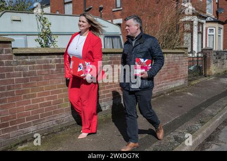 Kirkby in Ashfield, Nottinghamshire, England, Großbritannien. 30. März 2024. Jonathan Ashworth, Labour Party M.P. für Leicester South und Shadow Paymaster General, die sich für die Labour P.P.C. Rhea Keehn einsetzen. Dieser Parlamentssitz, Teil der Roten Mauer, gewann der konservative M.P. Lee Anderson bei den Parlamentswahlen 2019. Aber im März 2024 übergelaufen, nachdem die Peitsche entfernt worden war. Quelle: Alan Beastall/Alamy Live News Stockfoto