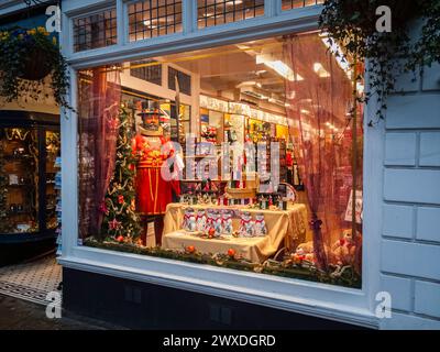 Schaufenster mit farbenfrohen Ausstellungen von touristischen Souvenirs und Geschenken in Castle Hill, Windsor, Berkshire, Großbritannien Stockfoto