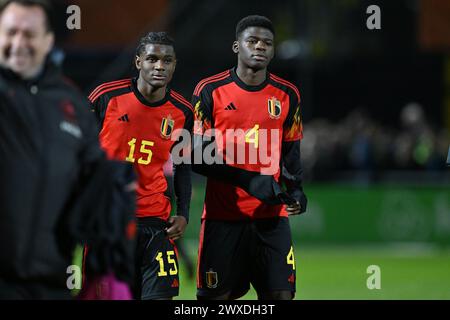 Madi Nsosemo (15) aus Belgien und Josue Kongolo (4) aus Belgien, dargestellt während eines Fußballspiels zwischen den belgischen U19-Nationalmannschaften und den Niederlanden am dritten Spieltag in der Gruppe 2 der UEFA-U19-Elite-Runde am Donnerstag, den 26. März 2024 in Veendam , Niederlande . FOTO SPORTPIX | David Catry Stockfoto