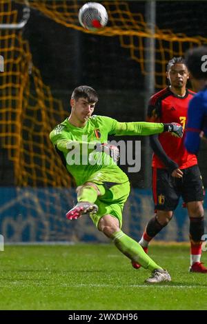 Torhüter Mike Penders (1) aus Belgien, dargestellt während eines Fußballspiels zwischen den belgischen U19-Nationalmannschaften und den Niederlanden am 3. Spieltag in der Gruppe 2 der UEFA-U19-Elite-Runde am Donnerstag, den 26. März 2024 in Veendam , Niederlande . FOTO SPORTPIX | David Catry Stockfoto