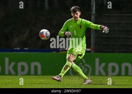 Torhüter Mike Penders (1) aus Belgien, dargestellt während eines Fußballspiels zwischen den belgischen U19-Nationalmannschaften und den Niederlanden am 3. Spieltag in der Gruppe 2 der UEFA-U19-Elite-Runde am Donnerstag, den 26. März 2024 in Veendam , Niederlande . FOTO SPORTPIX | David Catry Stockfoto