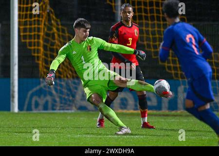 Torhüter Mike Penders (1) aus Belgien, dargestellt während eines Fußballspiels zwischen den belgischen U19-Nationalmannschaften und den Niederlanden am 3. Spieltag in der Gruppe 2 der UEFA-U19-Elite-Runde am Donnerstag, den 26. März 2024 in Veendam , Niederlande . FOTO SPORTPIX | David Catry Stockfoto