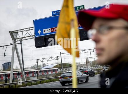 AMSTERDAM: Demonstranten der Extinction Rebellion versammeln sich in der Nähe der A10. Die Aktionsgruppe will die Autobahn zum dritten Mal am Zuidas in der Nähe des ehemaligen Hauptsitzes von ING blockieren. Sie fordern von der Bank, alle Finanzierungen und Dienstleistungen für die fossile Industrie einzustellen. ANP KOEN VAN WEEL niederlande Out - belgien Out Credit: ANP/Alamy Live News Stockfoto