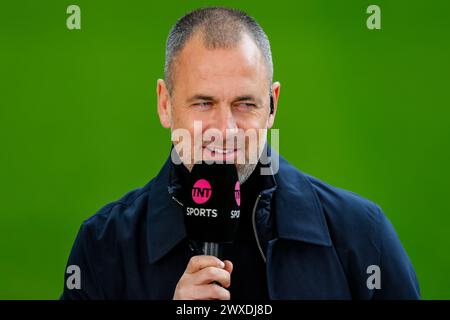 30. März 2024; St. James' Park, Newcastle, England; Premier League Football, Newcastle United gegen West Ham United; Joe Cole von TNT Sports kommentiert während der TV-Berichterstattung vor dem Auftakt Credit: Action Plus Sports Images/Alamy Live News Stockfoto