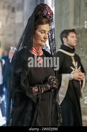 Jerusalem, Israel. 30. März 2024. Der katholische Lichtsamstag in der Grabeskirche. Eine schwarz gekleidete Priesterin tritt in die Kirche ein. Stockfoto