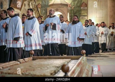 Jerusalem, Israel. 30. März 2024. Der katholische Lichtsamstag in der Grabeskirche. Mönche in weißen Mänteln marschieren in der Nähe des Stone of Sühne Credit: Yoram Biberman/Alamy Live News. Stockfoto