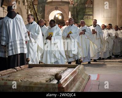 Jerusalem, Israel. 30. März 2024. Der katholische Lichtsamstag in der Grabeskirche. Mönche in weißen Mänteln marschieren in der Nähe des Stone of Sühne Credit: Yoram Biberman/Alamy Live News. Stockfoto