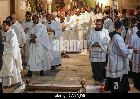 Jerusalem, Israel. 30. März 2024. Der katholische Lichtsamstag in der Grabeskirche. Weiße Mönche marschieren in der Nähe des Stone of Sühne Credit: Yoram Biberman/Alamy Live News. Stockfoto