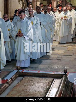 Jerusalem, Israel. 30. März 2024. Der katholische Heilige Samstagsgottesdienst in der Grabeskirche. Weiße Mönche marschieren in der Nähe des Stone of Sühne Credit: Yoram Biberman/Alamy Live News. Stockfoto