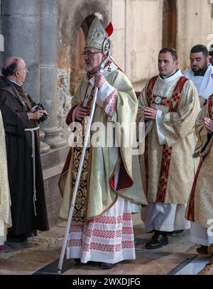 Jerusalem, Israel. 30. März 2024. Der katholische Heilige Samstagsgottesdienst in der Grabeskirche. Pierbattista Pizzaballa, Jerusalems Erzbischof, der in der Nähe des Steins der Sühne spaziert, mit einer Rute und einem Hut. Credit: Yoram Biberman/Alamy Live News. Stockfoto