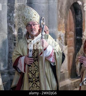 Jerusalem, Israel. 30. März 2024. Der katholische Heilige Samstagsgottesdienst in der Grabeskirche. Pierbattista Pizzaballa, Jerusalems Erzbischof, spaziert in der Nähe des Steins des Sühnopfers mit einer Rute und einem Hut. Er blickt nach oben. Quelle: Yoram Biberman/Alamy Live News. Stockfoto