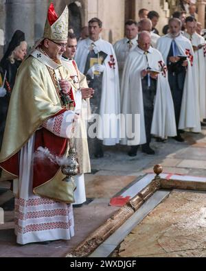 Jerusalem, Israel. 30. März 2024. Der katholische Heilige Samstagsgottesdienst in der Grabeskirche. Pierbattista Pizzaballa, Jerusalems Erzbischof, der in der Nähe des Steins des Sühnopfers Weihrauch verbreitet. Quelle: Yoram Biberman/Alamy Live News. Stockfoto