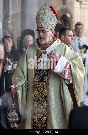 Jerusalem, Israel. 30. März 2024. Der katholische Heilige Samstagsgottesdienst in der Grabeskirche. Pierbattista Pizzaballa, Jerusalems Erzbischof, der in der Nähe des Steins des Sühnopfers Weihrauch verbreitet. Quelle: Yoram Biberman/Alamy Live News. Stockfoto