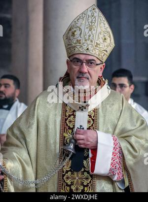 Jerusalem, Israel. 30. März 2024. Der katholische Heilige Samstagsgottesdienst in der Grabeskirche. Ein Porträt von Pierbattista Pizzaballa, Jerusalems Erzbischof, der Weihrauch in der Nähe des Steins der Sühne verbreitet. Stockfoto