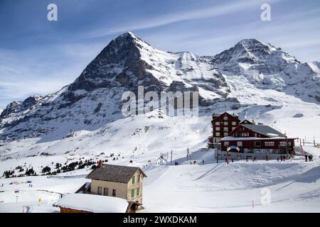 25. März 2024, kleine Scheidegg, Grindelwald (Schweiz): Viele Skifahrer und Touristen genießen das sonnige Winterwetter. Die berühmte Eiger-Nordwand in t Stockfoto