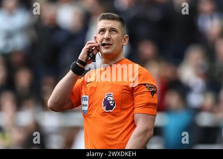 Newcastle, Großbritannien. 30. März 2024. Schiedsrichter Rob Jones schaut auf den LCD-Fernseher, als der VAR Newcastle während des Premier League-Spiels Newcastle United gegen West Ham United in St. einen Elfmeter vergibt James's Park, Newcastle, Vereinigtes Königreich, 30. März 2024 (Foto: Mark Cosgrove/News Images) in Newcastle, Vereinigtes Königreich am 30.03.2024. (Foto: Mark Cosgrove/News Images/SIPA USA) Credit: SIPA USA/Alamy Live News Stockfoto