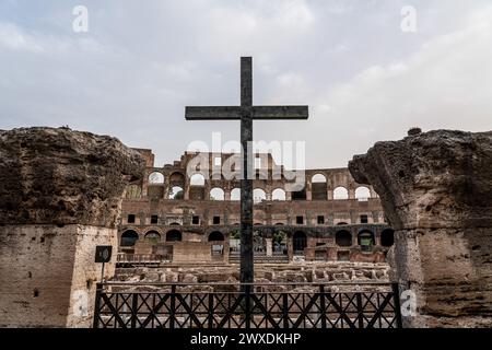 Rom, Italien. März 2024. Eine allgemeine Ansicht zeigt das Innere des alten Kolosseums vor der Via Crucis Prozession am Karfreitag. Christen auf der ganzen Welt feiern die Karwoche, gedenken der Kreuzigung Jesu Christi, was zu seiner Auferstehung bei Ostern führte Stockfoto