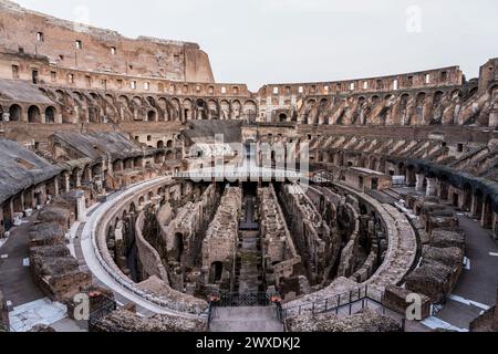 Rom, Italien. März 2024. Eine allgemeine Ansicht zeigt das Innere des alten Kolosseums vor der Via Crucis Prozession am Karfreitag. Christen auf der ganzen Welt feiern die Karwoche, gedenken der Kreuzigung Jesu Christi, was zu seiner Auferstehung bei Ostern führte Stockfoto