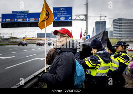 AMSTERDAM: Demonstranten der Extinction Rebellion versammeln sich in der Nähe der A10. Die Aktionsgruppe will die Autobahn zum dritten Mal am Zuidas in der Nähe des ehemaligen Hauptsitzes von ING blockieren. Sie fordern von der Bank, alle Finanzierungen und Dienstleistungen für die fossile Industrie einzustellen. ANP KOEN VAN WEEL niederlande aus - belgien aus Stockfoto