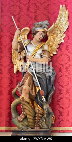 VICENZA, ITALIEN - 5. NOVEMBER 2023: Die in der geschnitzten polychormen Statue des Heiligen Michael Erzengel in der Kirche Chiesa di Santa Maria dei Servi Stockfoto