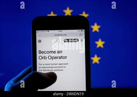 Azoren, Portugal - 29.03.2024: Smartphone-Bildschirm mit WorldCoin - menschliche Identität - Webseite mit europäischer Flagge im Hintergrund. Stockfoto