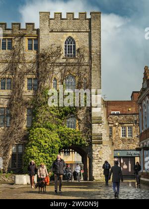 Castle Bow ist ein denkmalgeschütztes Gebäude und bildete ursprünglich das östliche Tor zu den Stadtteilen von Taunton Castle. 1685 nutzte der Duke of Monmouth das c Stockfoto