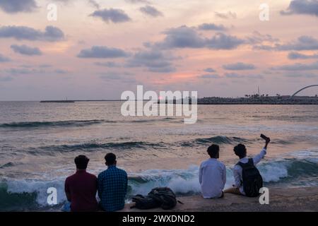 Colombo, Sri Lanka. März 2024. Menschen beobachten den Sonnenuntergang in Colombo, der Hauptstadt Sri Lankas, am 29. März 2024. Quelle: Xu Qin/Xinhua/Alamy Live News Stockfoto