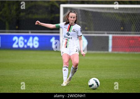Oostakker, Belgien. 30. März 2024. Sari Kees (2) von OHL in Aktion mit dem Ball während eines Frauenfußballspiels zwischen KAA Gent und OH Leuven am 2. Spieltag von PO1 in der Saison 2023-2024 der belgischen Lotto Womens Super League am Samstag, 24. März 2024 in Oostakker, BELGIEN. Quelle: Sportpix/Alamy Live News Stockfoto