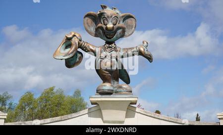 Rust, Deutschland-28.März 2024: Statue von Ed Euromaus, Maskottchen des Europa-Parks, aus Metall an einem sonnigen Tag mit blauem Himmel im Hintergrund Stockfoto